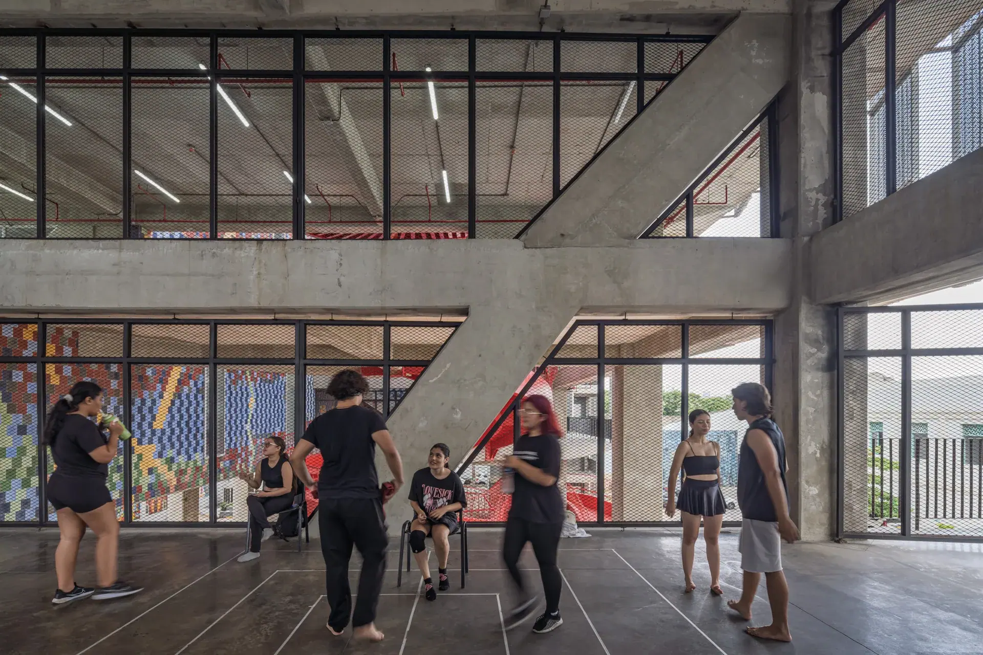 El edificio de la Fábrica de Cultura en diálogo con el entorno urbano.